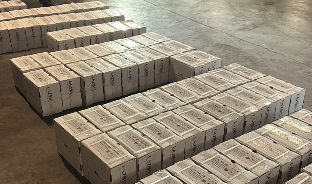 Recibe Recaudación de Rentas lote de placas metálicas