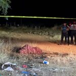 Localizan un cuerpo encobijado a las afueras de Chihuahua; fue arrojado desde un vehículo