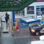 Mujer fallece tras colapso de anuncio panorámico en farmacia