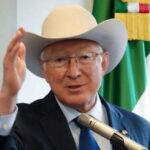 Viene a México exembajador Ken Salazar; promoverá alianza vs narco