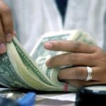 Dólar cayó ante el peso en ventanillas este jueves; así cotizó hoy