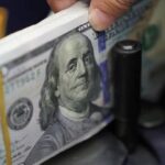 Dólar cerró la semana a la baja ante el peso; así cotizó hoy