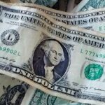 Dólar bajó de precio este viernes en ventanillas; así cotizó hoy