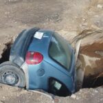 Impresionante socavón colapsa vialidad: vehículo cae al interior