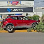 Accidente en la avenida Ortiz Mena: camioneta termina sobre el camellón tras percance al volante