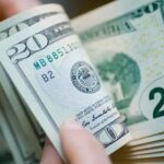 Dólar estable ante el peso en ventanillas este lunes; así cotizó hoy