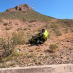 Vuelca auto tras tomar curva a exceso de velocidad
