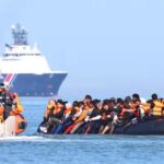 Rescatan a 157 migrantes; se incendió bote en el Canal de la Mancha