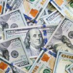 Dólar estable ante el peso en ventanillas este viernes; así cotizó hoy