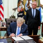 Ordena Trump reducir esquema de vacunación en niños