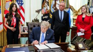 principal_trumpfirmavacunas