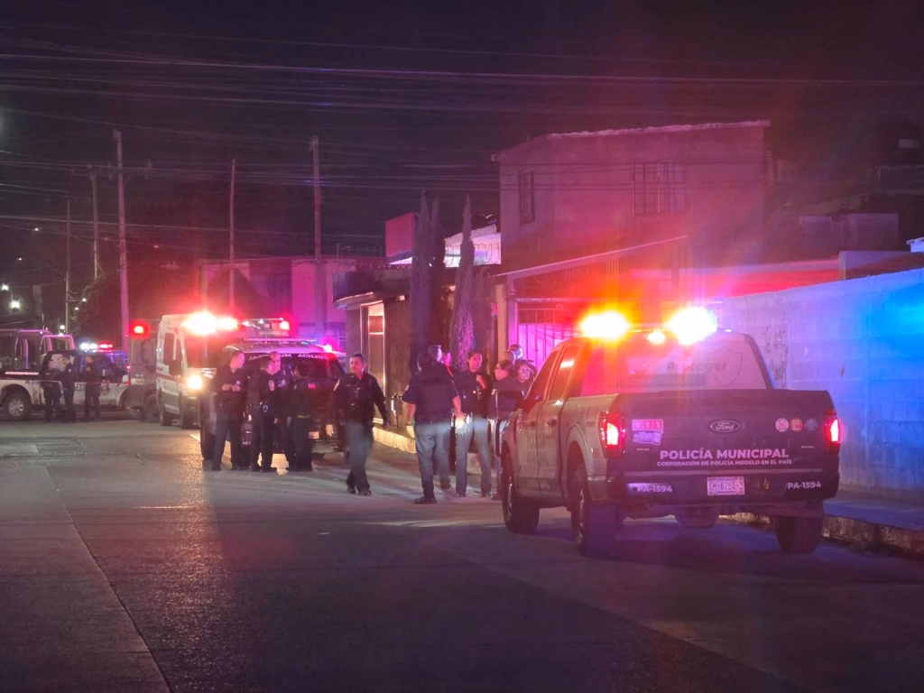 patrullas-de-la-policia-municipal-y-una-ambulancia-con-torretas-encendidas-en-una-calle-de-la-colonia-pedro-dominguez-en-chihua