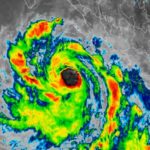 Ascendió Rachel a huracán de categoría 2; fuertes lluvias en 4 estados